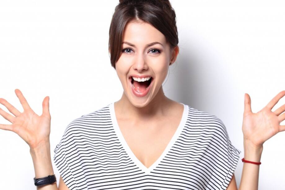 Mujer sorprendida y feliz
