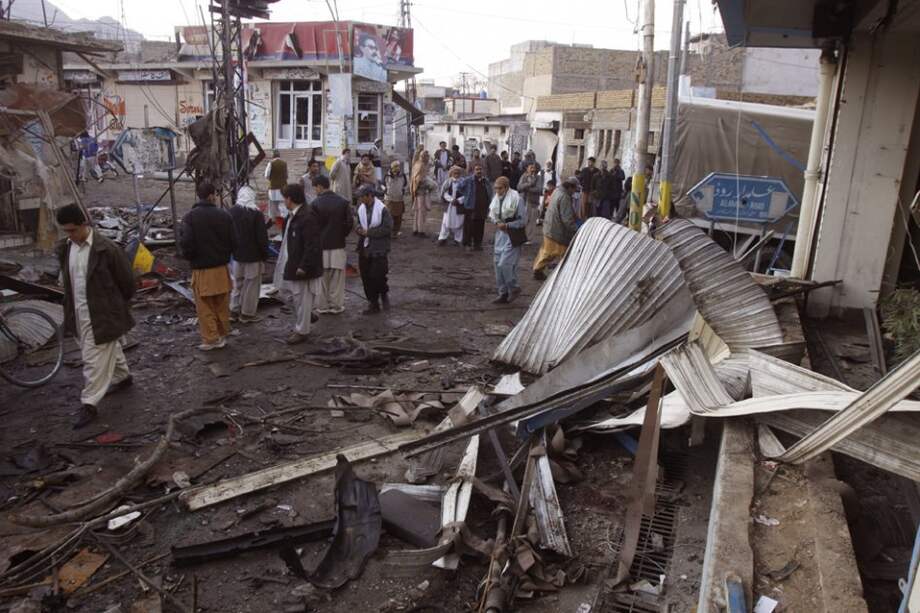 Un grupo de persona inspeccionan el escenario del atentado doble de ayer en Quetta, en la región occidental de Baluchistán, en Pakistán/ EFE