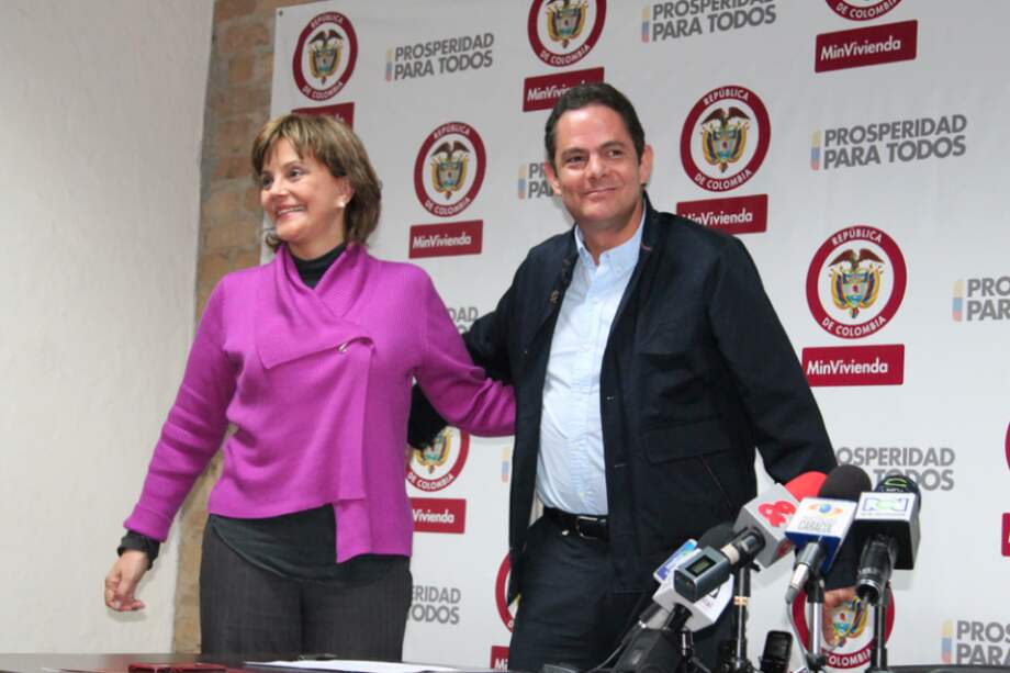 El Ministro Vargas Lleras y la Ministra Campo Saavedra celebraron la firma del convenio que les permitirá a cientos de niños y jóvenes que vivirán en las casas gratis tener educación gratuita.