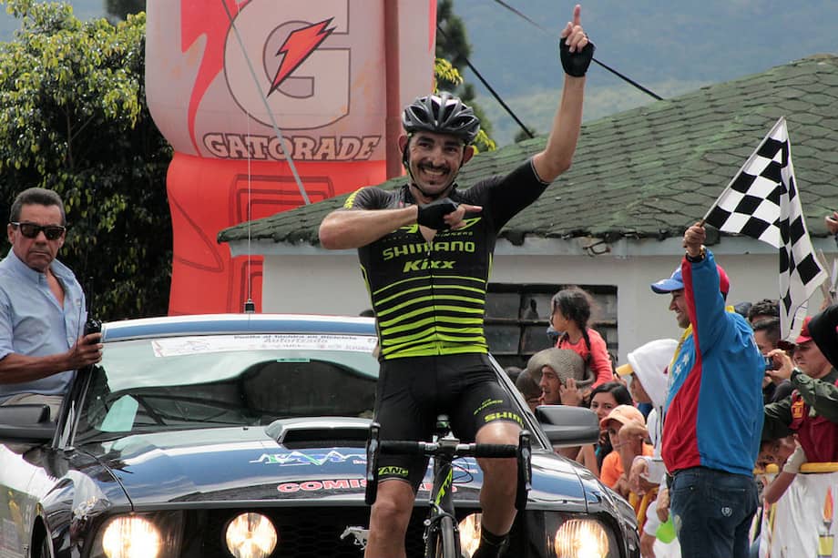 José Serpa celebra la victoria en la novena etapa de la Vuelta al Táchira. / Cortesía