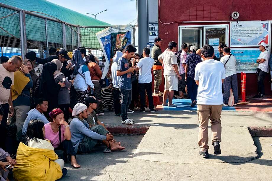Al menos ocho personas murieron este lunes en el sur de Filipinas al hundirse un ferri que se dirigía a la isla de Jolo, situada en la región de Mindanao, con más de 300 pasajeros a bordo. EFE/EPA/LAURENZ CASTILLO