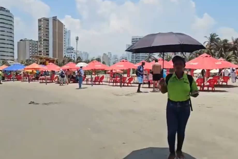 Los turistas aseguraron que no pudieron ni entrar al mar. Mientras grababan una mujer les ofreció un pasadiaro en un hotel.