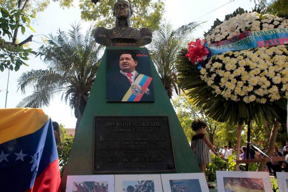 Chávez sigue el camino de Lenin, el primer revolucionario embalsamado
