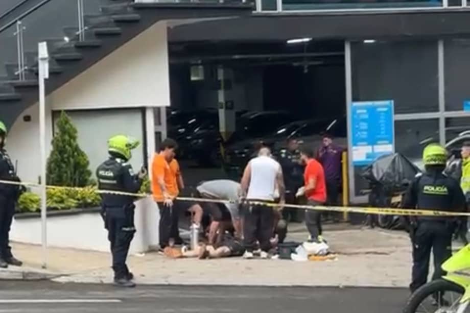 “Se evidencia que es un acto sicarial totalmente planeado. A través de las cámaras observamos que el agresor llegó con anticipación, esperó a sus víctimas y tenía previamente ubicada la motocicleta en la que huyó”, indicó el brigadier general Giovanni Cristancho, comandante de la Policía Metropolitana de Bogotá.