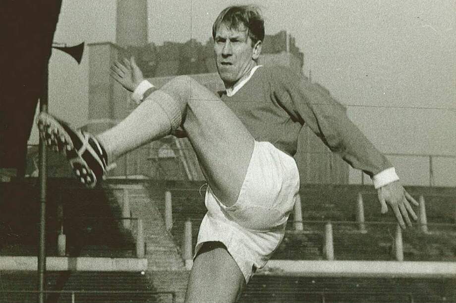 Bobby Charlton, en una imagen posterior al accidente de Múnich. Sobrevivió y se convirtió en mito. Archivo-El Espectador.