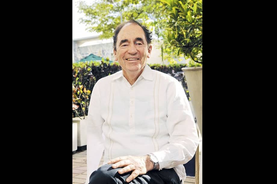 El juez Albie Sachs se salvó de un atentado con carro bomba en Mozambique, en 1988, pero perdió un brazo y un ojo. / Luis Benavides – El Espectador