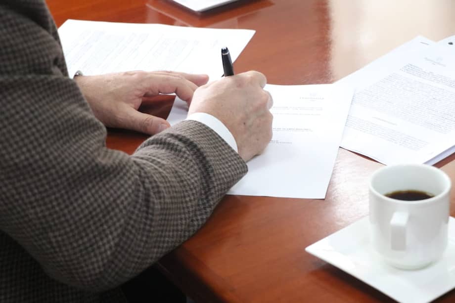 Firma de la prórroga del contrato por cinco meses entre los ministerios de Hacienda y Agricultura y la Federación Nacional de Cafeteros.
