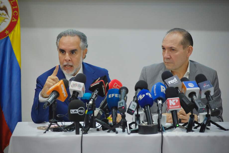 Ministros del Interior, Armando Benedetti, y del Trabajo, Antonio Sanguino.