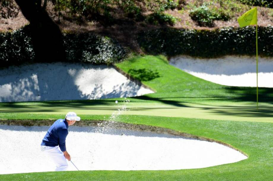 El español Sergio García tira desde el búnker del hoyo 12 en la segunda ronda del Masters de Augusta. / AFP
