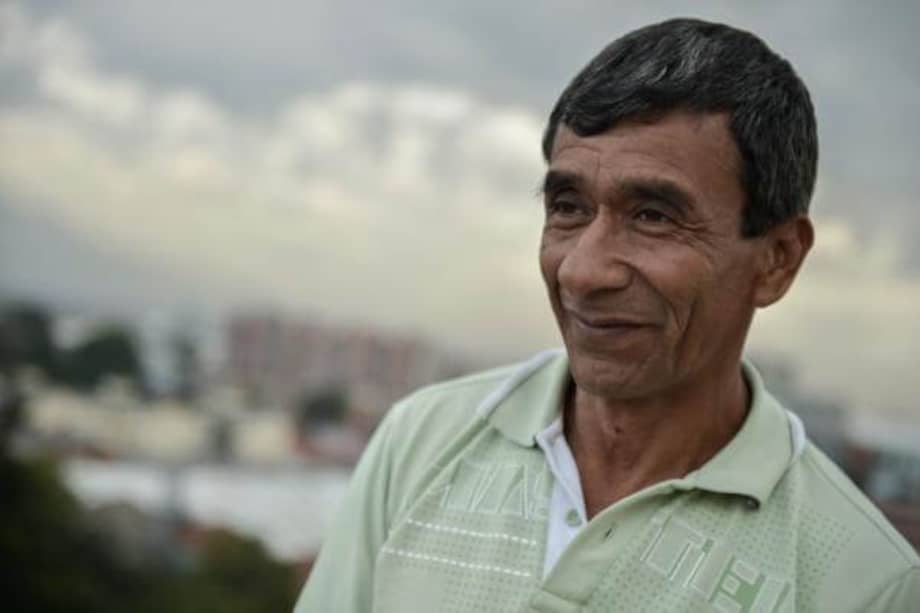 El documental "Un camino sin pavimentar para la paz" muestra la lucha de Farid Julicué por poner cara a cara a los excombatientes de las Farc y a la comunidad de Caldono, en un espacio de reconciliación. / Daniel Álvarez