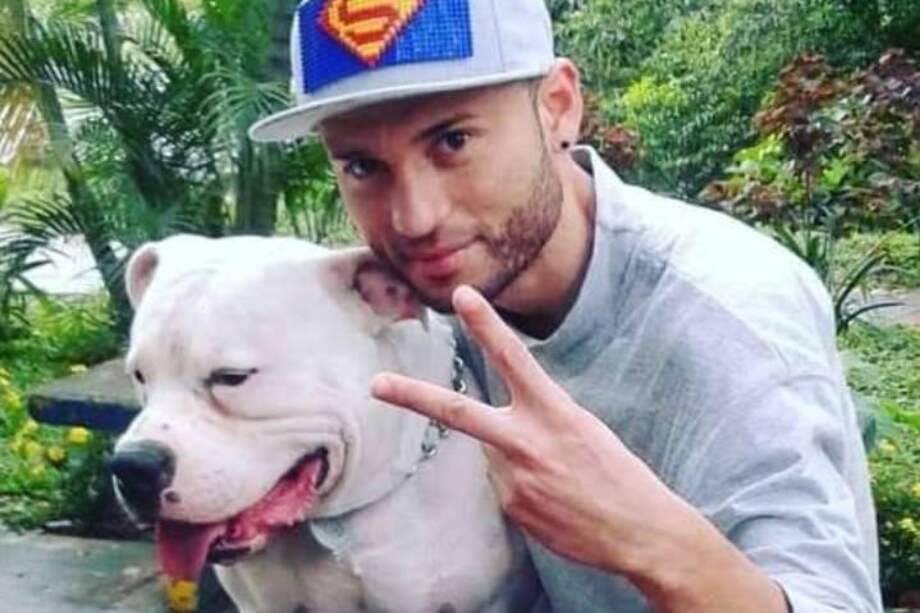 Andrés Felipe Hernández Sampayo junto a su perro Murdo.