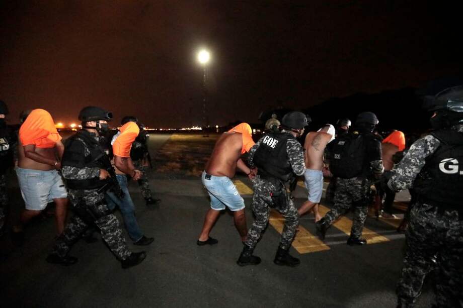 Algunos de los reclusos que se fugaron de la prisión de Bellavista en Santo Domingo de los Tsachilas, Ecuador, fueron recapturados y escoltados de nuevo al centro penitenciario.