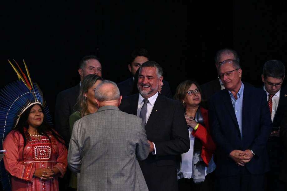 El presidente de Brasil, Luiz Inacio Lula da Silva, saluda a los miembros de su gabinete.