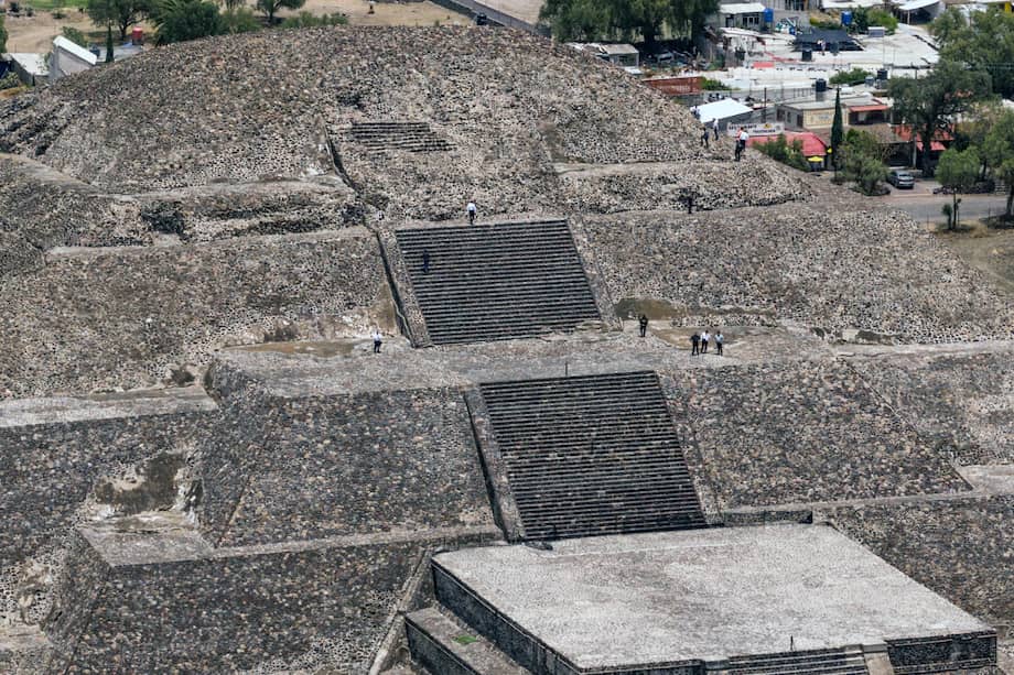 Fotografía aérea que muestra agentes investigadores recorriendo la zona de la Pirámide de la Luna este martes, en el municipio de San Juan Teotihuacán en el Estado de México (México).