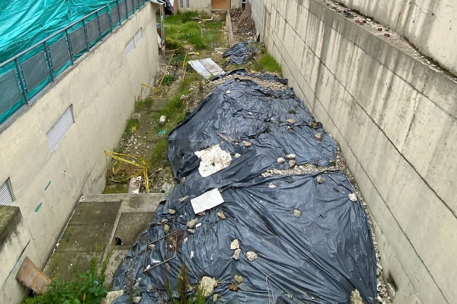 La obra de la rampa en el Colegio La Candelaria acumula cuatro suspensiones y continúa a la espera de una modificación de licencia.