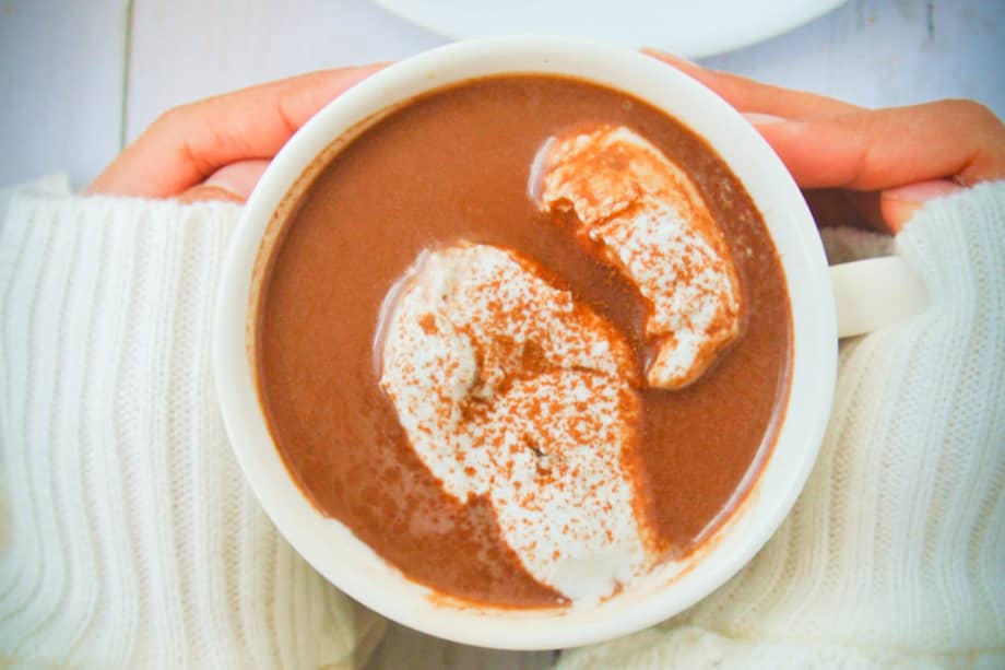 Para preparar este chocolate caliente chai usa crema de coco y dátiles sin hueso.