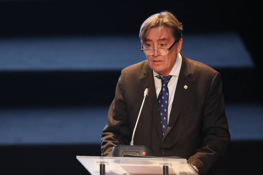 Otra de las polémicas ocurrió el pasado 9 de octubre, cuando el director del Instituto Cervantes criticó que la RAE no esté dirigida por un filólogo, sino de un catedrático de Derecho Administrativo.