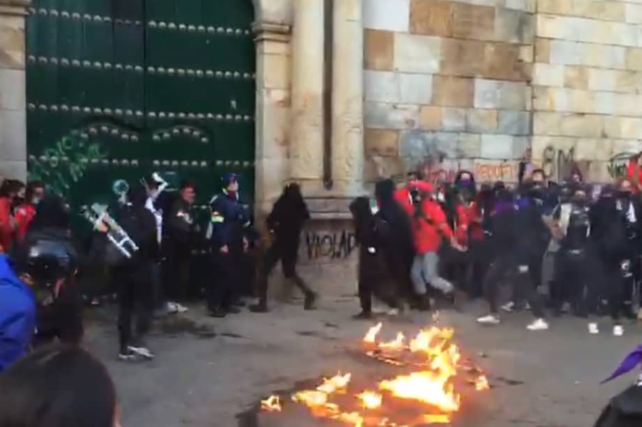 Durante las manifestaciones en el Día Internacional de la Mujer se presentaron disturbios y hechos vandálicos.