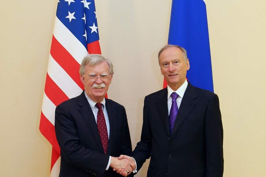 John Bolton (i), asesor de seguridad de Estados Unidos posa junto con Nikolái Patrushev (d), secretario del Consejo de Seguridad de Rusia. / AFP