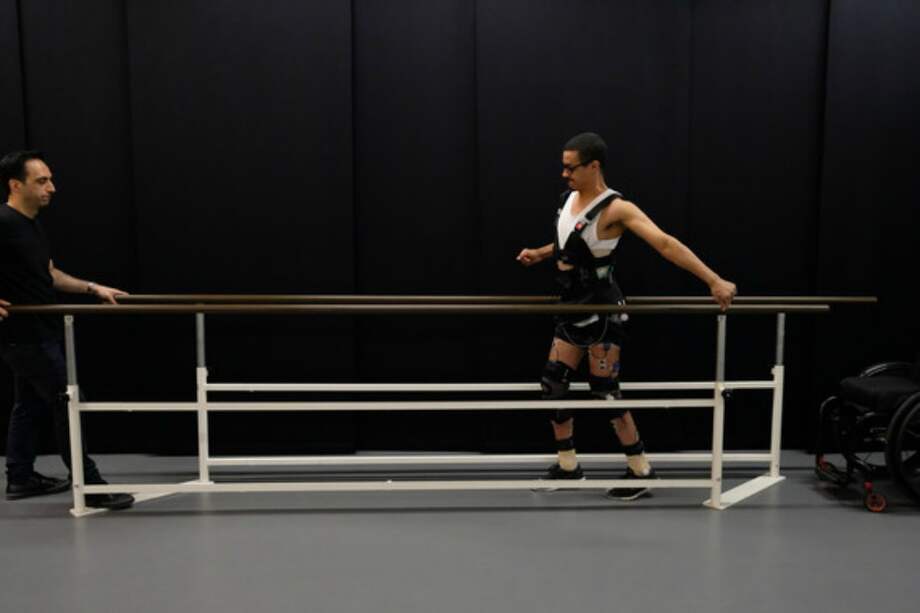 David Mzee, que quedó totalmente parapléjico tras accidente deportivo, da unos unos pasos. / Agencia Sinc - EPFL / Jean-Baptiste Mignardot