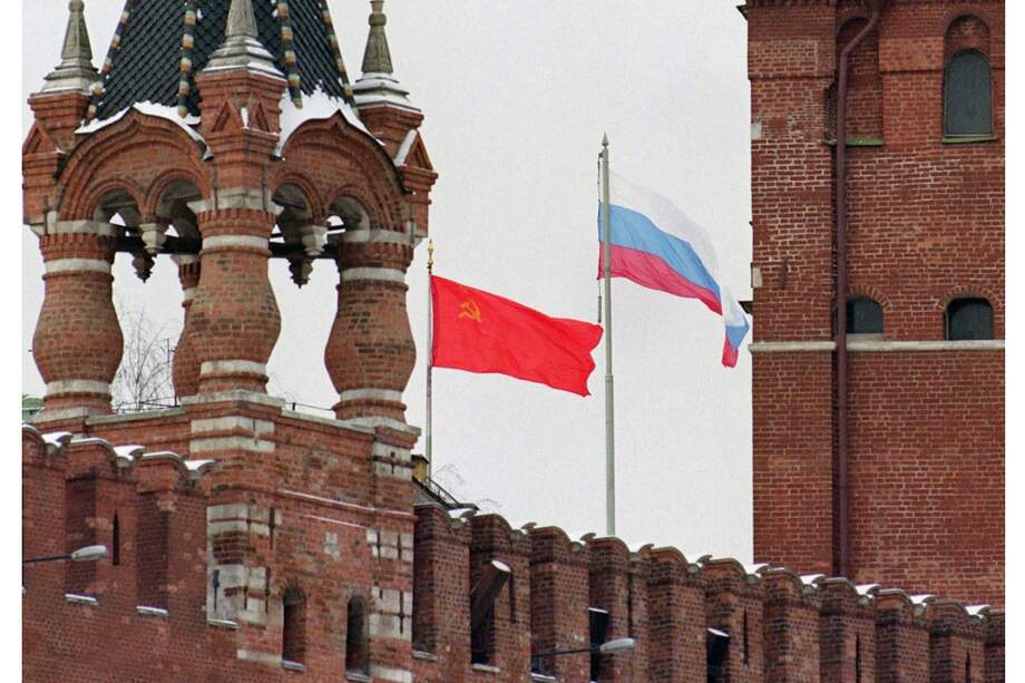 Las banderas de la Unión Soviética y de Rusia ondeaban sobre el Kremlin, hasta que la primera de ellas fue retirada el 31 de diciembre de 1991, marcando el final de la Unión Soviética.