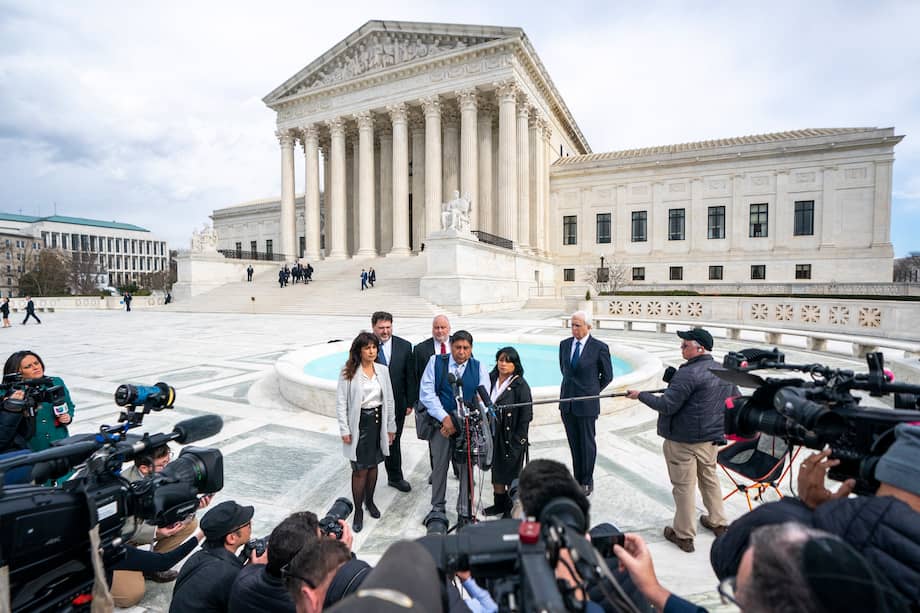 Beatriz González y Jose Hernandez, padres de Nohemi González.
