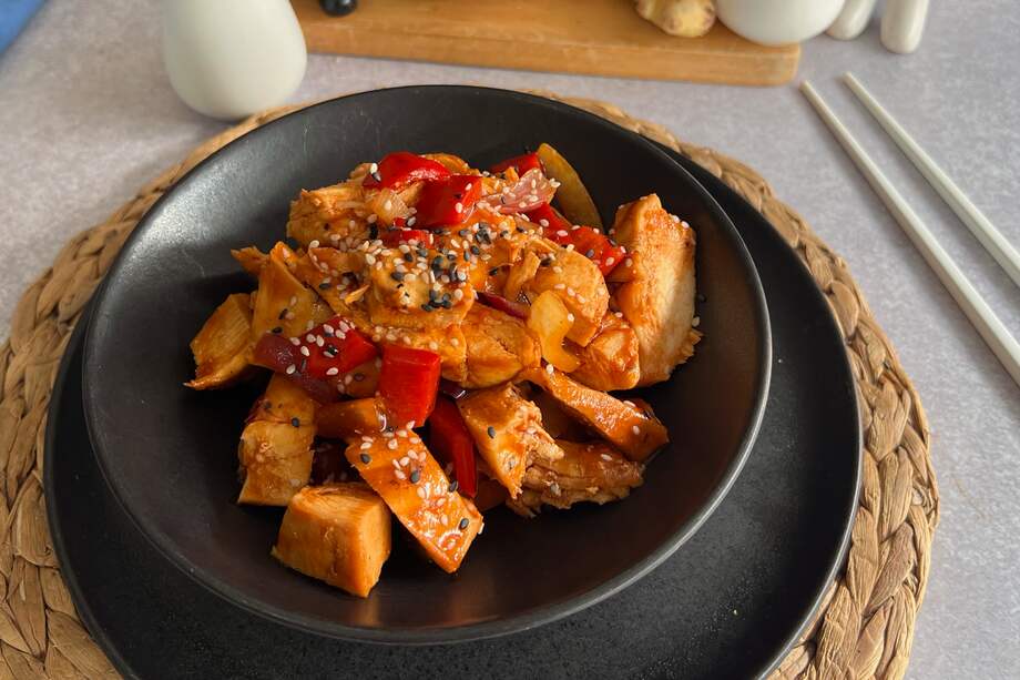 El pollo oriental puede servirse con arroz blanco o con rodajas de aguacate para disfrutar.