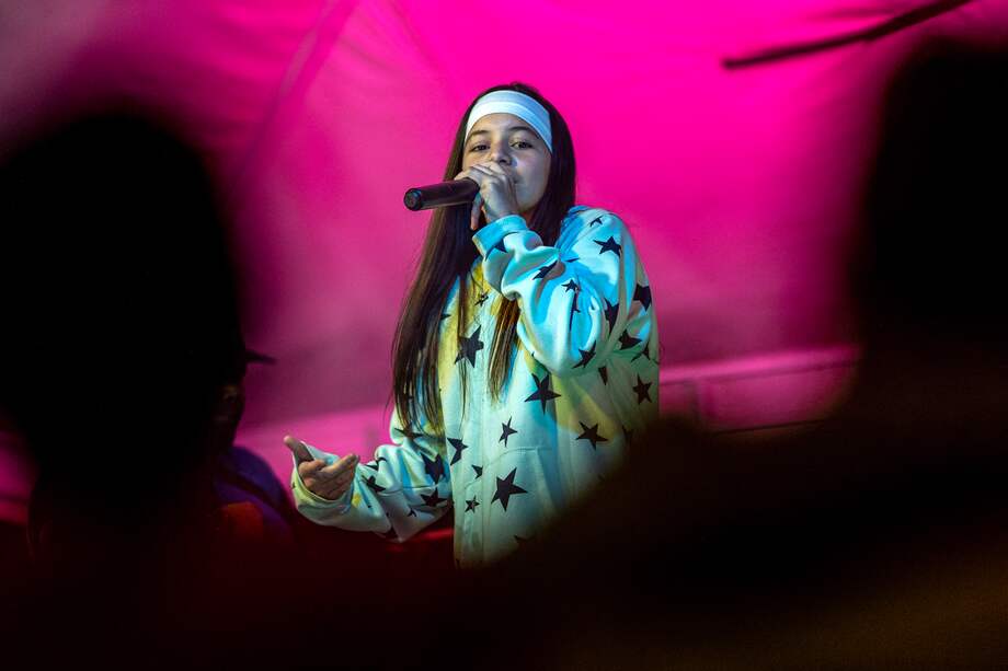 La venezolana Gabriela Brito, cuyo nombre artístico es Lela MC, se presenta durante un Festival de Hip-hop en Bogotá, Colombia, el 10 de marzo de 2024. (Photo by Alejandro MARTINEZ / AFP)