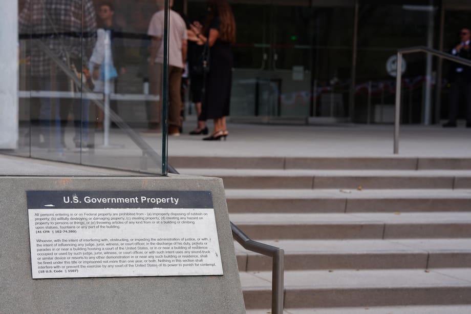 Fotografía que muestra un aviso afuera de la Corte Federal este miércoles en Los Ángeles (EE.UU.). El asistente personal de Matthew Perry, Kenneth Iwamasa, fue condenado por un juez de Los Ángeles a tres años y cinco meses de prisión federal por inyectarle a la estrella de 'Friends' varias dosis de ketamina, la droga que provocó su muerte. EFE/ Omar Alonso