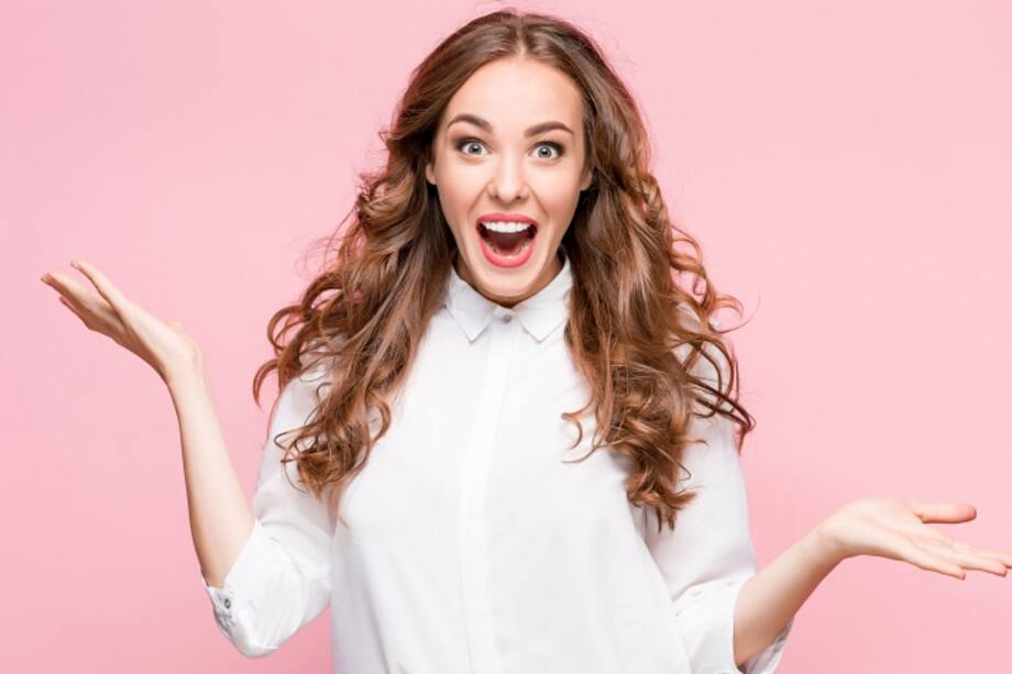 Mujer con las manos hacia el lado