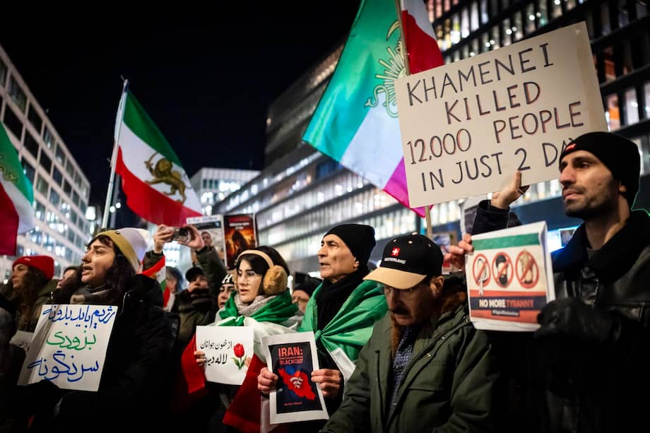 Manifestantes protestan contra el régimen de Irán desde Suiza.