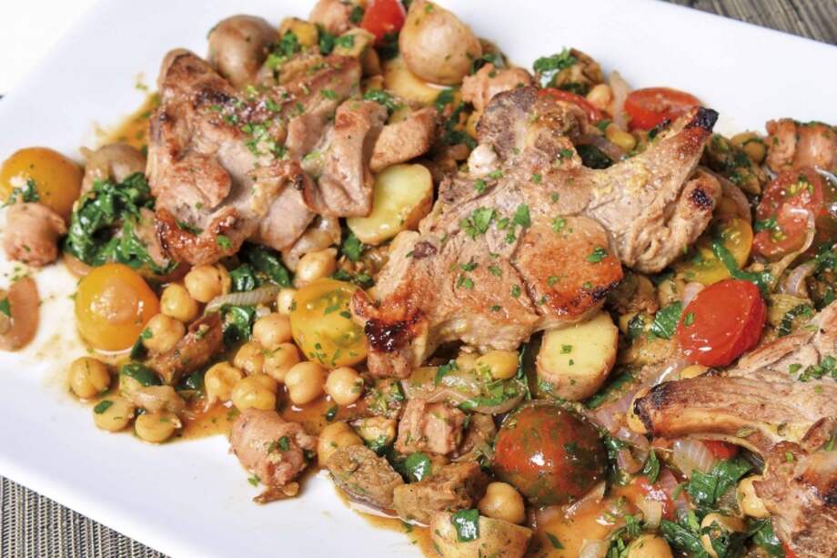 Chuletas de ternera sobre vegetales mediterráneos