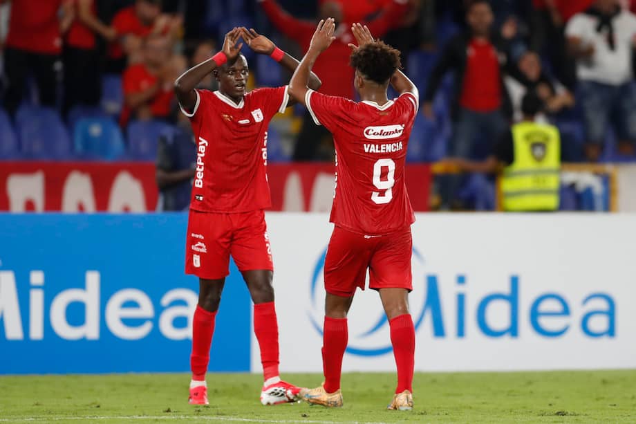 Jugadores de América celebran un gol en un partido de la fase de grupos de la Copa Sudamericana 2026 contra Alianza Atlético en el estadio Olímpico Pascual Guerrero de Cali, Colombia.