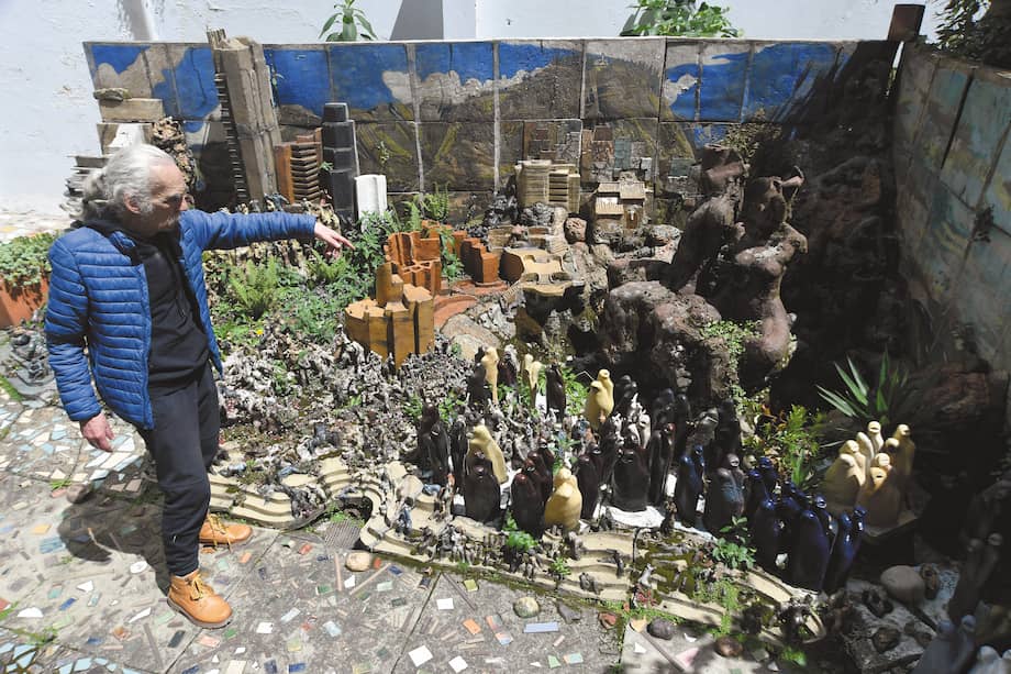 Raúl Cuellar Serrano es el guardián de una obra de Hana Bibliowicz, quien trabajó en su instalación titulada “Reconstrucción siglo XX” durante seis años en la década de los 80.