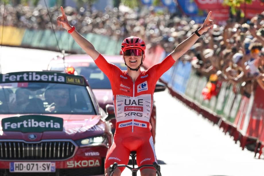 Tadej Pogacar celebra su segunda victoria de etapa en la Vuelta a España 2026.