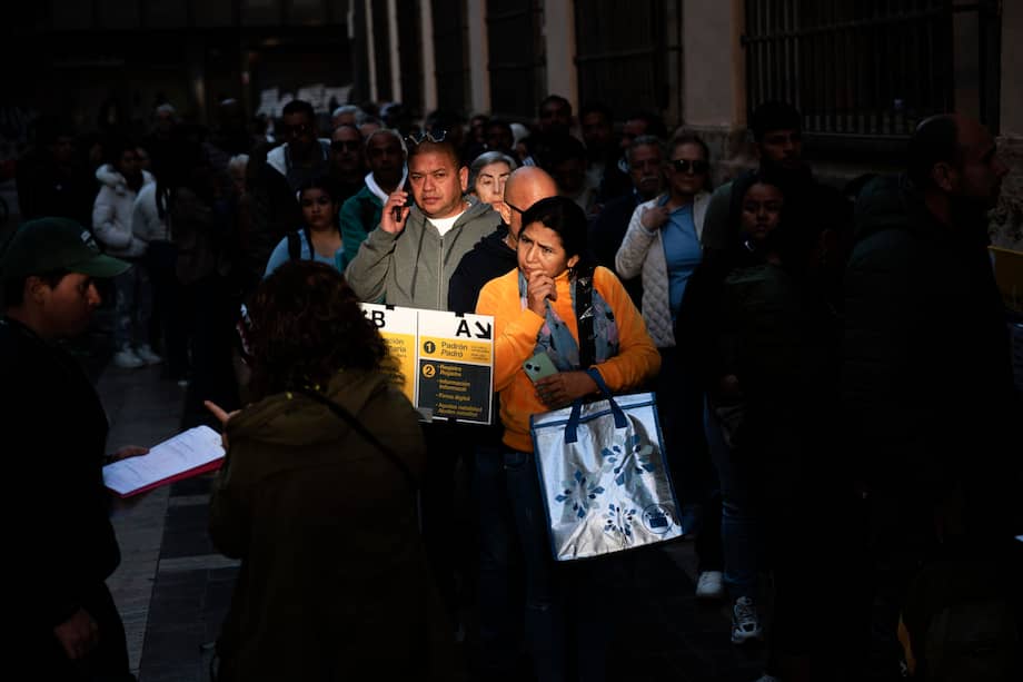 Las personas hacen fila ante el padrón municipal de Valencia para acceder a la regularización de migrantes en España. El proceso en línea ya inició y ya es posible pedir cita para la solicitud presencial.
