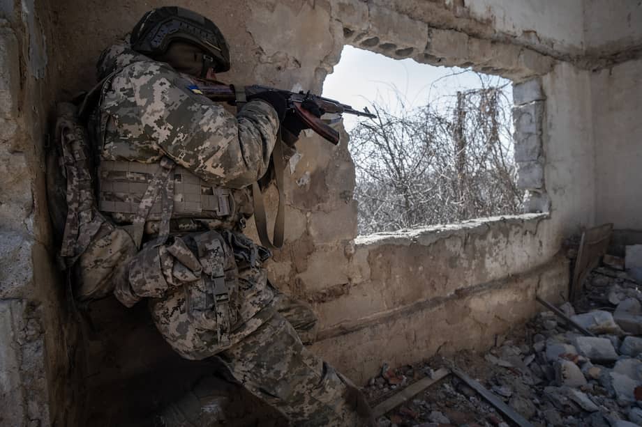 Un soldado del Batallón Alcatraz, formado por ex convictos ucranianos, participa en un entrenamiento táctico de infantería en un lugar no revelado en la región de Donetsk, Ucrania, el 7 de marzo de 2025.
