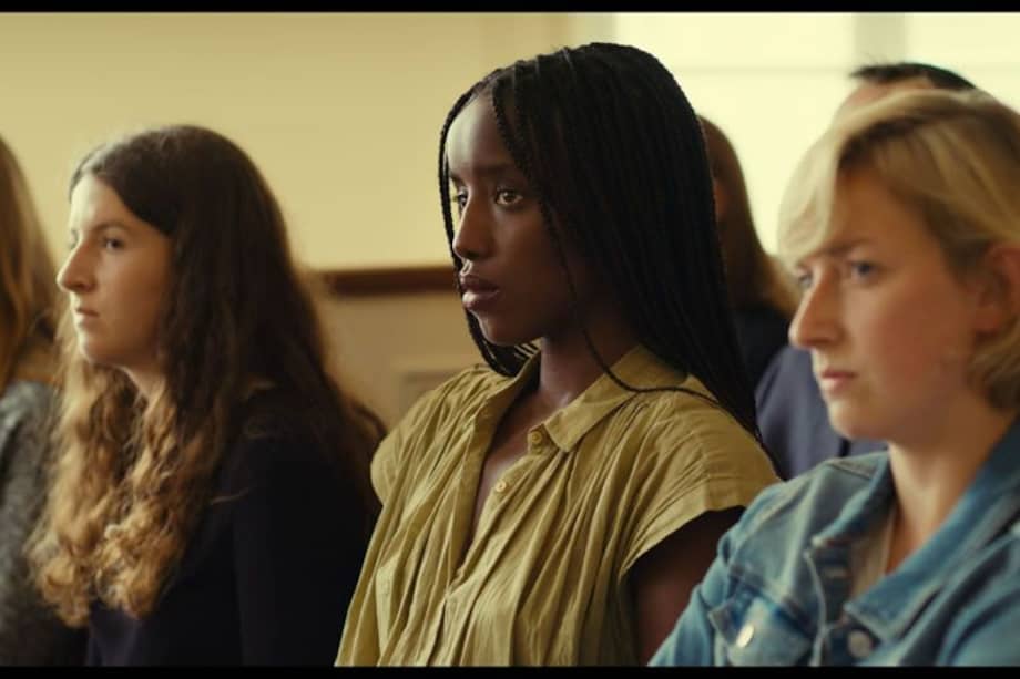 Tribunal de Saint Omer. La joven novelista Rama asiste al juicio de Laurence Coly, una joven acusada de matar a su hija de 15 meses al abandonarla a la subida de la marea en una playa del norte de Francia. Pero a medida que avanza el juicio, las palabras de la acusada y los testimonios de los testigos harán tambalear las convicciones de Rama y pondrán en duda el propio juicio.