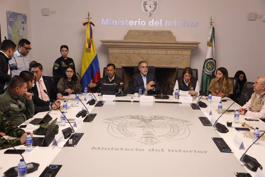 El ministro del Interior, Armando Benedetti, lideró la instalación del PMU para la primera vuelta presidencial. MinDefensa, Registraduría, CNE y Defensoría acompañaron el proceso.