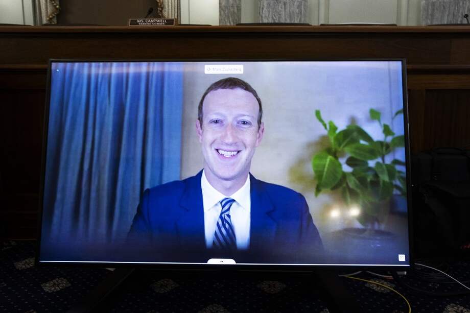 Mark Zuckerberg, director ejecutivo de Facebook, en una videoconferencia durante una audiencia del Comité de Comercio, Ciencia y Transporte del Senado en Washington (EE. UU.).