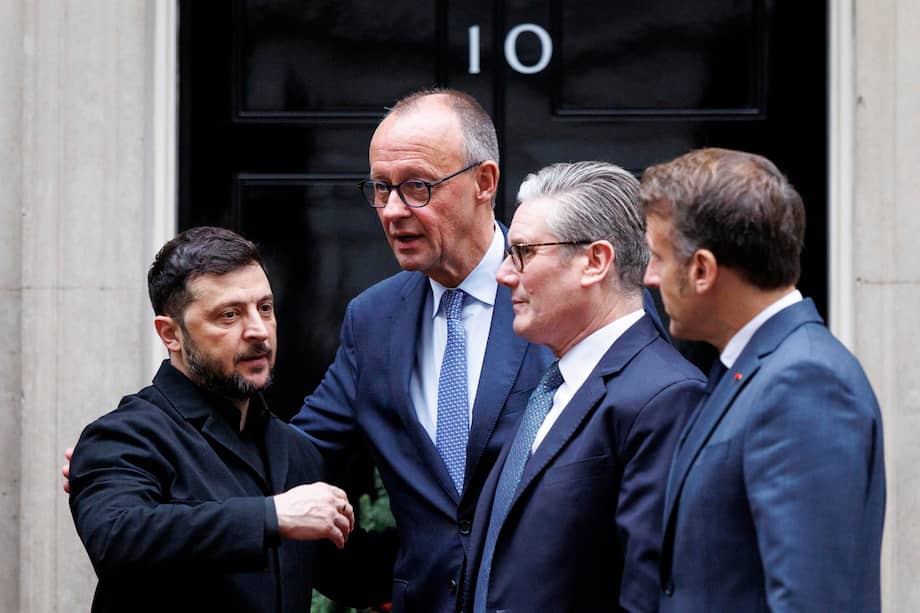 El presidente de Ucrania, Volodímir Zelenski; el primer ministro británico, Keir Starmer; el canciller alemán, Friedrich Merz, y el presidente francés, Emmanuel Macron, conversan mientras salen de Downing Street 10, en Londres, Reino Unido, el 8 de diciembre de 2025.