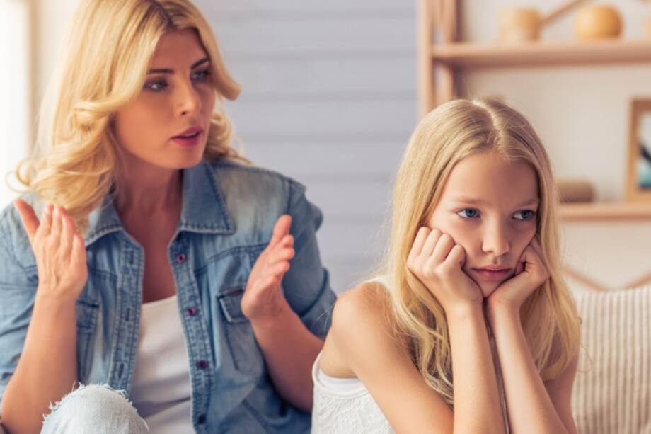 Mamá regañando a su hija