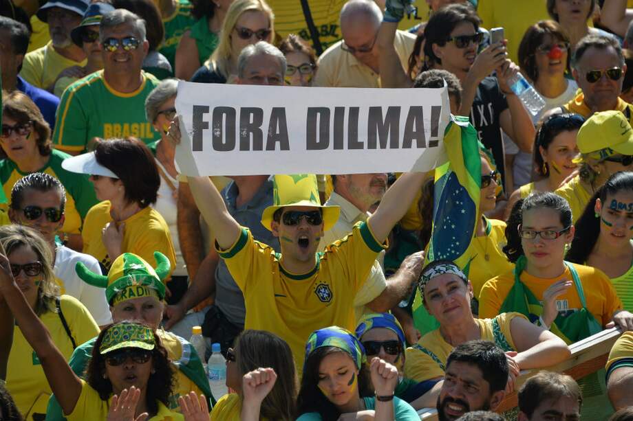 Un grupo de manifestantes pide la salida de Dilma Rousseff del gobierno durante una protestas en São Paulo. / AFP