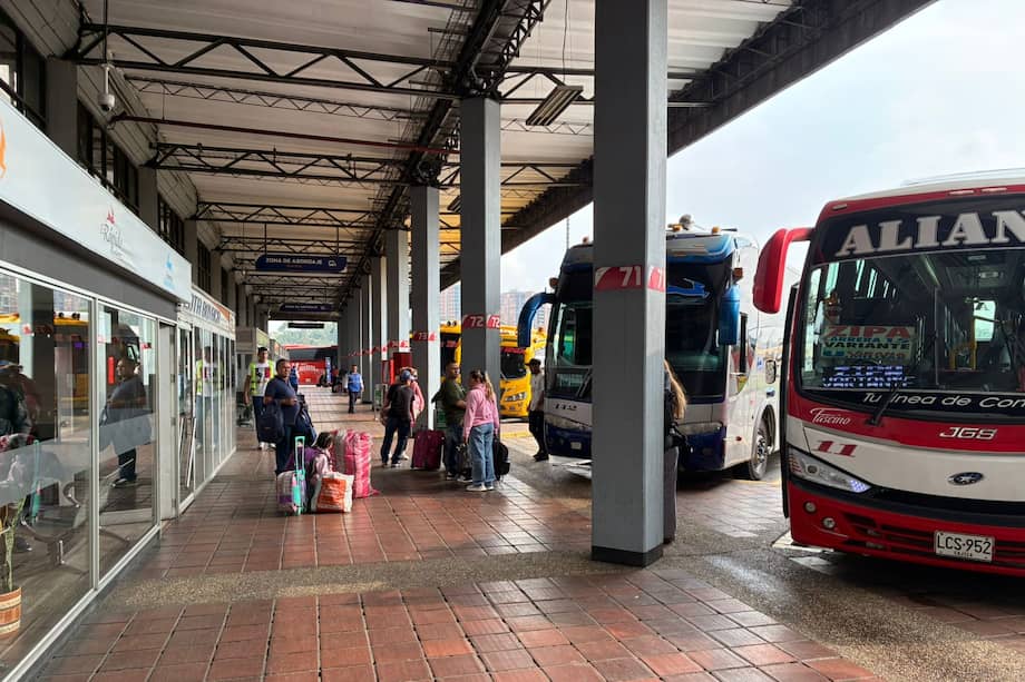 Más de un millón de vehículos y 160.000 viajeros se movilizarán durante el puente festivo; autoridades reforzaron controles y operativos en las principales vías de acceso a la capital.