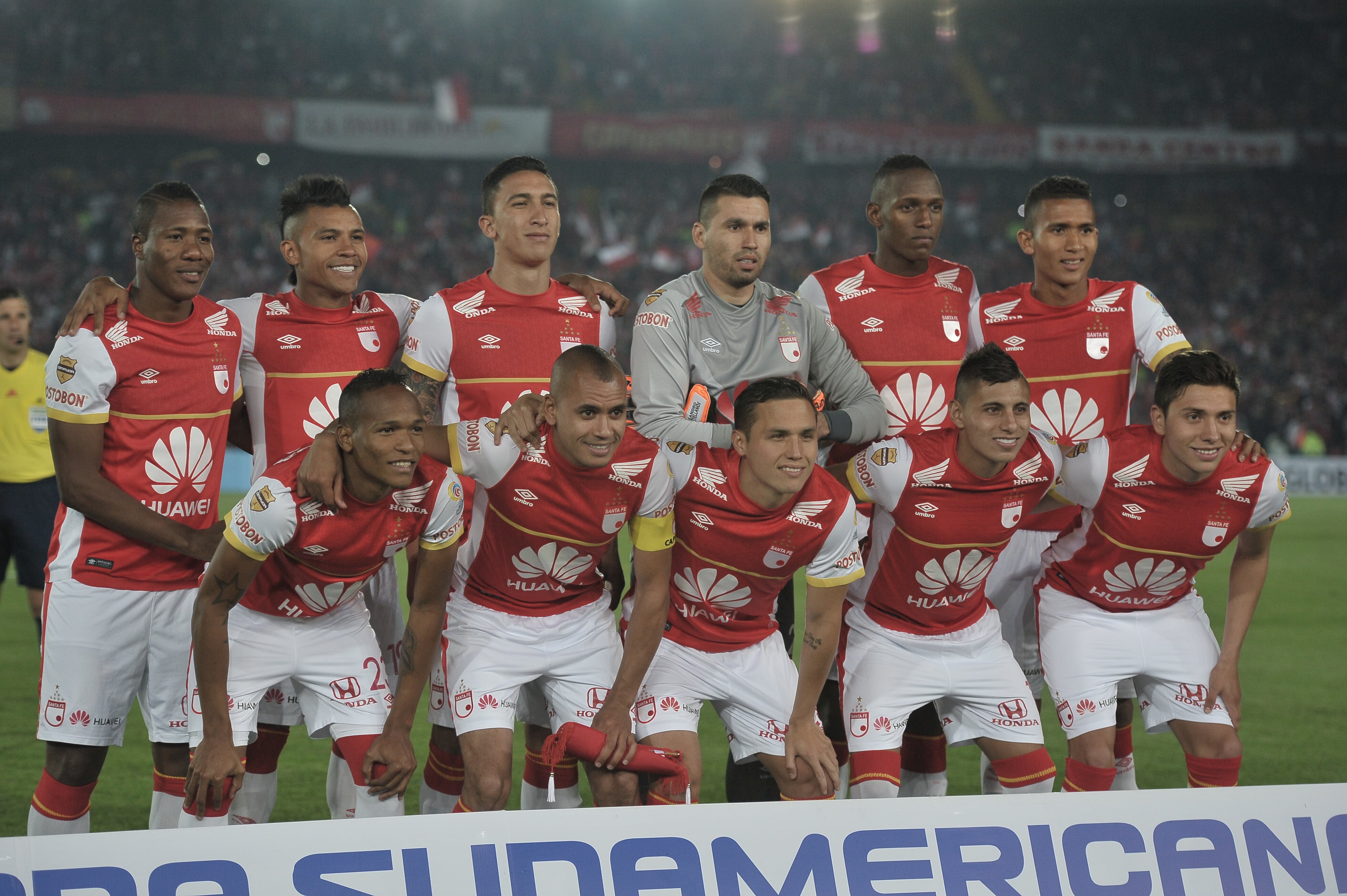 Jugadores de Santa Fe, en el partido ante Nacional de Uruguay, disputado en el estadio El Campín de Bogotá por la segunda fase de la Copa Sudamericana 2015.