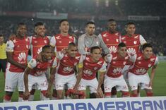 Jugadores de Santa Fe, en el partido ante Nacional de Uruguay, disputado en el estadio El Campín de Bogotá por la segunda fase de la Copa Sudamericana 2015.