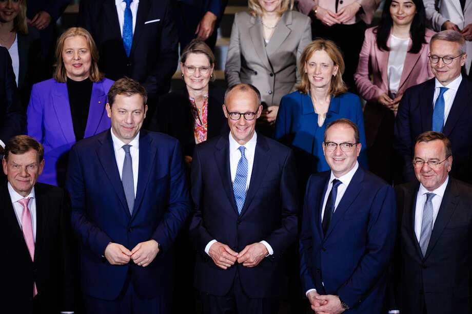 (Primera fila, de izq. a der.) El ministro de Asuntos Exteriores alemán, Johann Wadephul; el ministro de Finanzas alemán y copresidente del Partido Socialdemócrata (SPD), Lars Klingbeil; el canciller alemán y presidente del partido Unión Demócrata Cristiana (CDU), Friedrich Merz; el ministro del Interior alemán, Alexander Dobrindt; y el ministro de Defensa alemán, Boris Pistorius. (Segunda fila, de izq. a der.) La ministra de Trabajo alemana, Baerbel Bas; la ministra de Justicia alemana, Stefanie Hubig; la ministra de Educación y Familia alemana, Karin Prien; y el ministro de Digitalización alemán, Karsten Wildberger, posan para una sesión de fotos grupal del nuevo gobierno federal alemán.