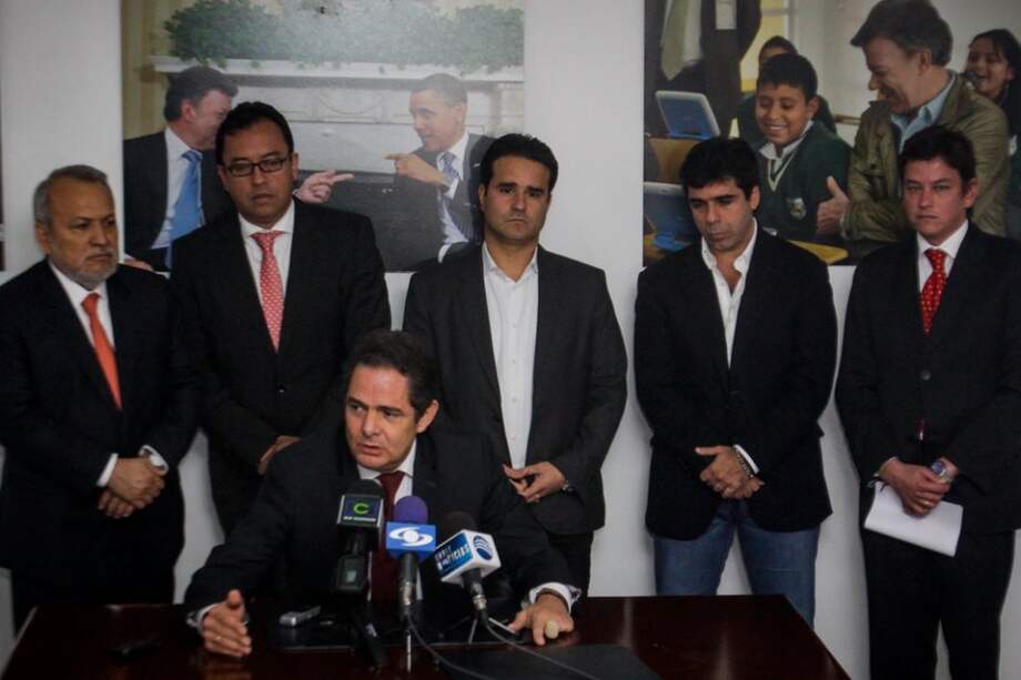 El exministro Germán Vargas Lleras en rueda de prensa con los nuevos integrantes de la fundación.