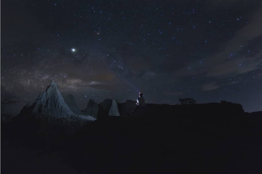 Retrato nocturno con luz de flash y rayo de luz con linterna. Valle de los deseos, Desierto de La Tatacoa (Huila, Colombia). / María Paz Rodríguez Barrera