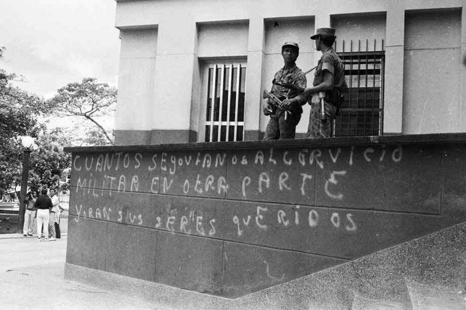 Después de la masacre, la gente rayó las paredes en forma de reclamo por sus muertos. / Archivo